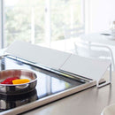 排気口カバー 排気口カバー フラット 伸縮 排気口 カバーコンロ コンロカバー ガスコンロ IH ガード おしゃれ キッチン 油はね  防止 約45cm 82cm コンロガード 油はねガード 山崎実業